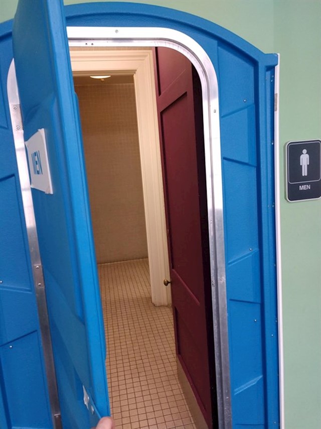 "Ovaj javni WC ima ulaz koji izgleda kao oni mali mobilni toaleti!"