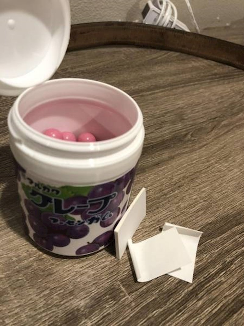 Uz ove žvakaće gume dobijete i male papiriće u koje možete ispljunuti žvake nakon što prestanete sa žvakanjem.