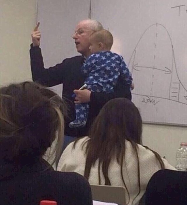 Jedna studentica je na predavanje došla s bebom. Kada je beba počela plakati, profesor ju je uzeo, smirio i nastavio predavati.