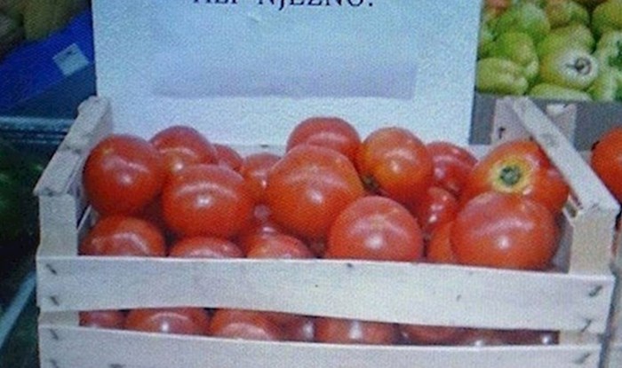 Radnici supermarketa su iznad rajčica ostavili poruku koja je nasmijala neke kupce