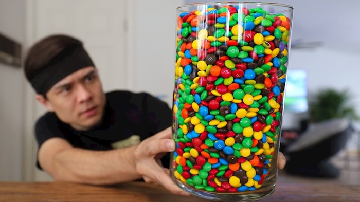 BRUTALAN IZAZOV 🍬 Lik je htio vidjeti može li pojesti 4 tisuće M&M's bombončića odjednom