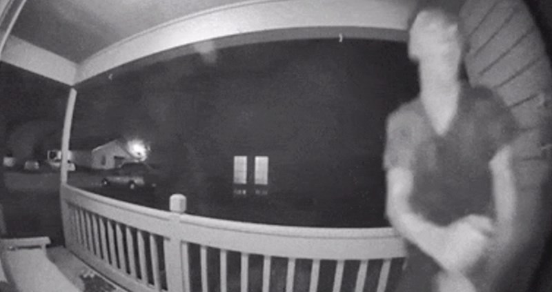 Kamera je snimila mladića koji je pokušavao provaliti u kuću, a onda mu se dogodilo nešto što nije predvidio