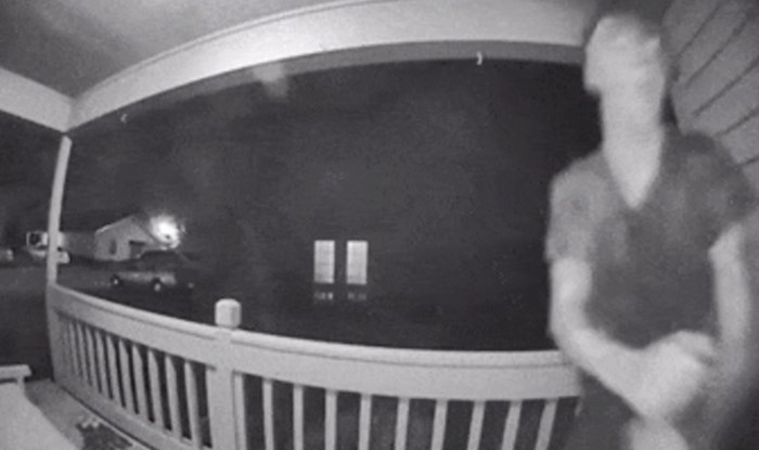 Kamera je snimila mladića koji je pokušavao provaliti u kuću, a onda mu se dogodilo nešto što nije predvidio