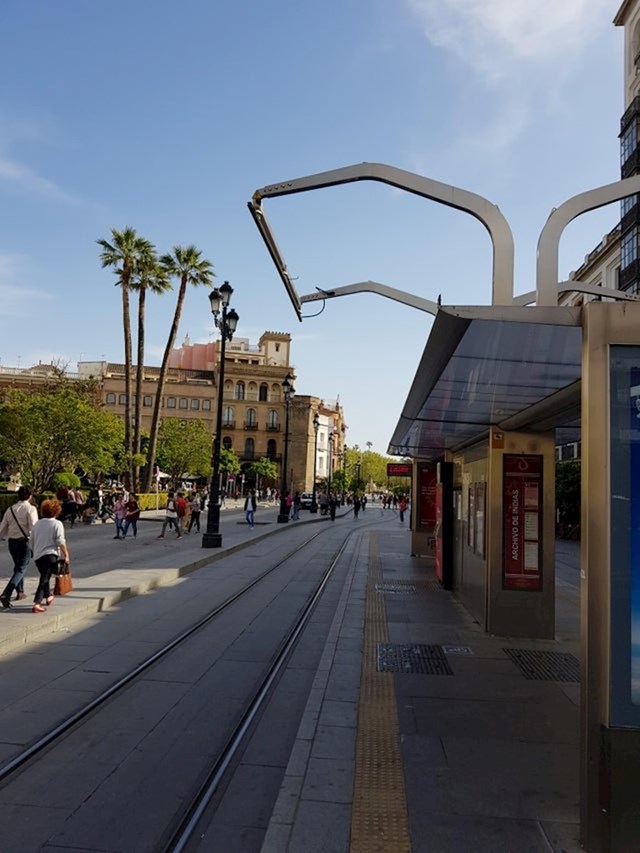 Tramvaji u Sevilli se pune brzim punjenjem na svakoj stanici.
