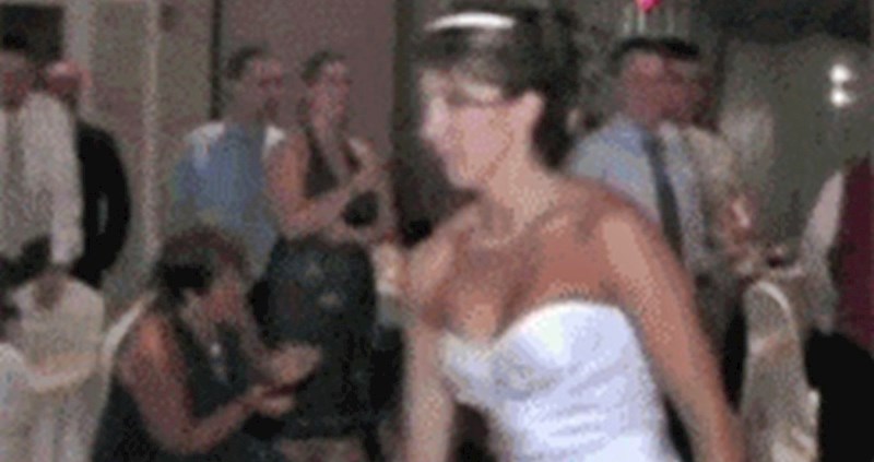 Mladenka je bacila buket, a onda se dogodilo nešto što je nasmijalo goste