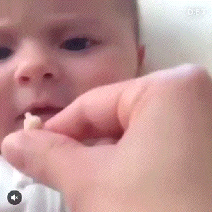 Tata je bebi stavio kokice u usta pa snimio nešto presmiješno