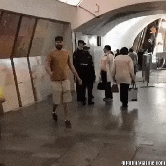 Muškarac se odlučio našaliti s policajcem i iskoristiti svoju visinu kao prednost