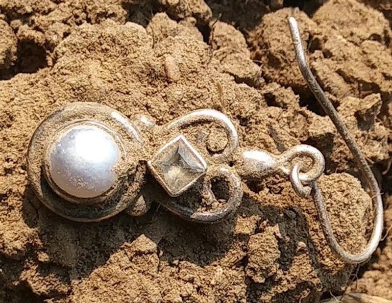 "U vrtu sam slučajno iskopao nečije stare naušnice."