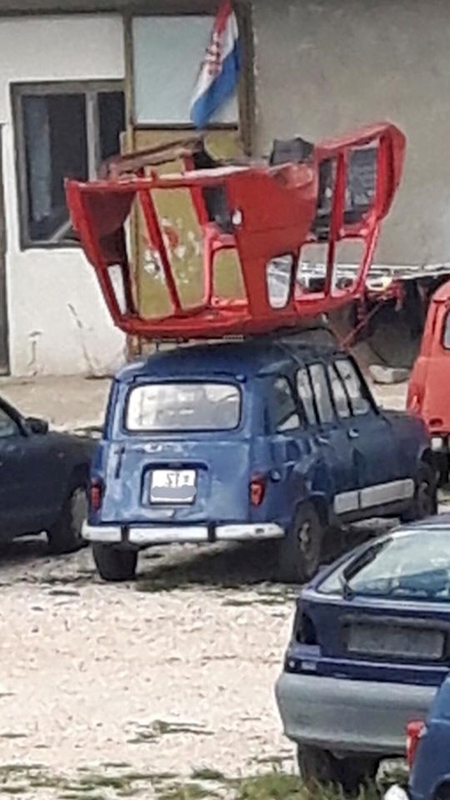 Vozači su se čudili kad su vidjeli što ovaj Dalmatinac vozi na svom autu vozači su se čudili kad su vidjeli što ovaj dalmatinac vozi na svom autu