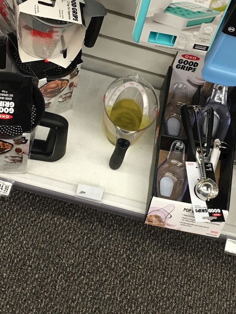 Netko je na odjelu s kuhinjskim priborom obavio nuždu...