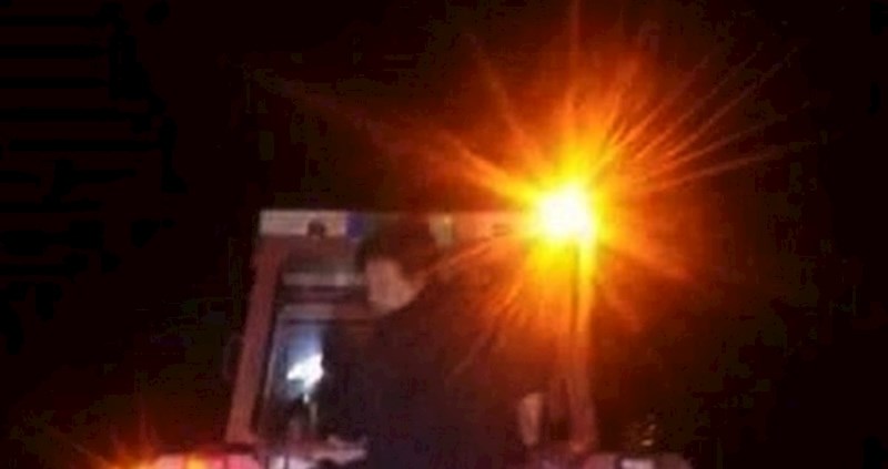 Vozač se na cesti približavao traktoru, a onda je primijetio nešto što ga je zabrinulo