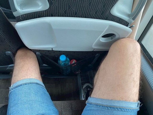 Kad lik od 191 cm sjedne u normalan bus...