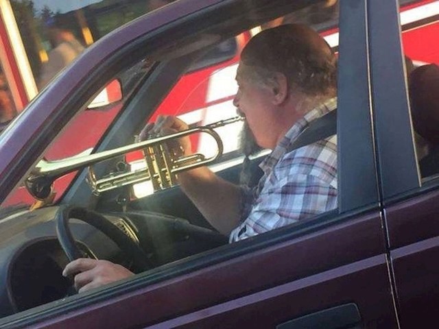 Trebala mu je nova truba za auto.
