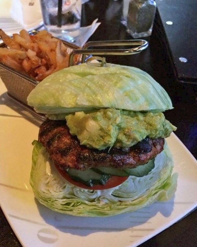 Vegetarijanac je naručio "hamburger od zelene salate". Dobio je ovo.
