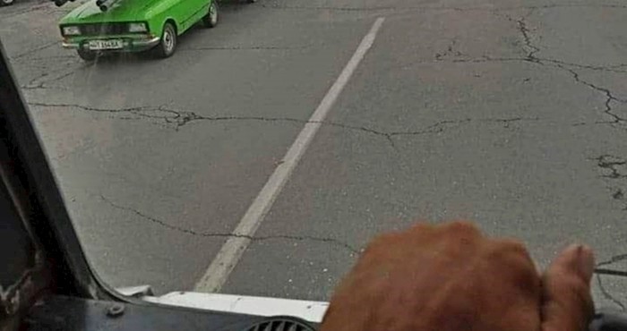 Dok se vozio gradom, čovjek je primijetio prečudan prizor na cesti
