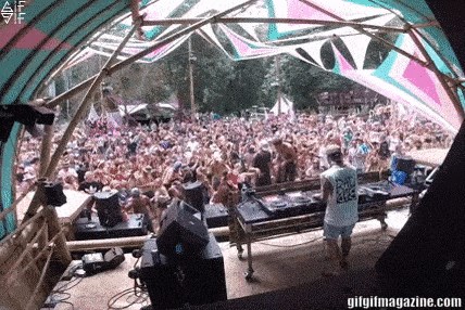 Veliki obožavatelj htio je stisnuti ruku omiljenom DJ-u, no nakon toga mu je uništio nastup