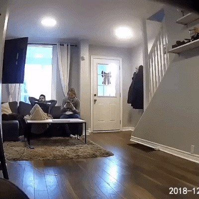 Žena je sjedila na kauču, a onda joj je netko poklonio preveliku dozu ljubavi