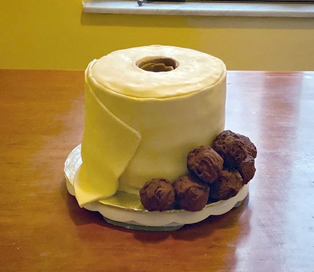 "Ovo je kolač koji je obitelj napravila za moj rođendan."