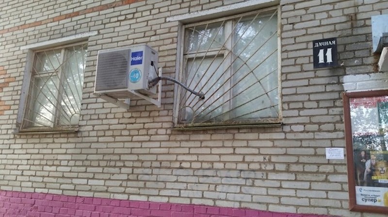 Nisu htjeli zbog klima uređaja bušiti zid.