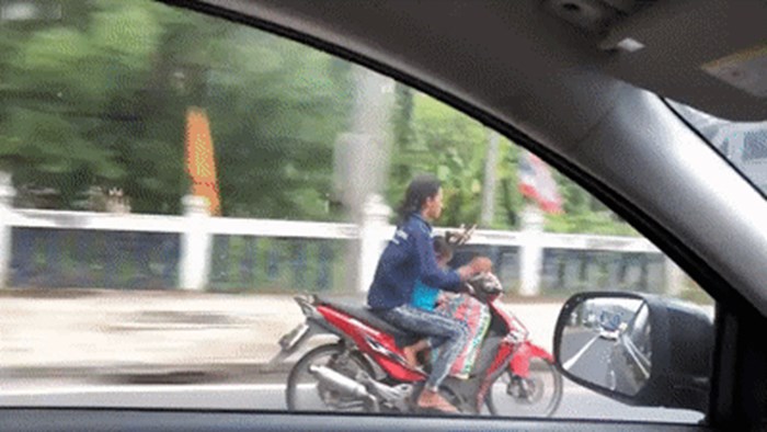 Vozač je snimio vjerojatno najgoru mamu na svijetu, pogledajte što je radila dok je vozila dijete