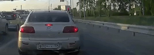 Rus je s vozačem čekao ja semaforu pa je odlučio iskoristiti vrijeme da drugima pokaže svoje vještine