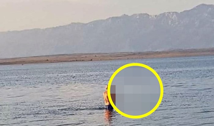 Netko je na plaži slikao čudan prizor, pogledajte što je jedan muškarac radio u moru