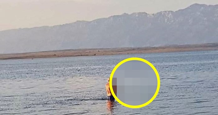 Netko je na plaži slikao čudan prizor, pogledajte što je jedan muškarac radio u moru