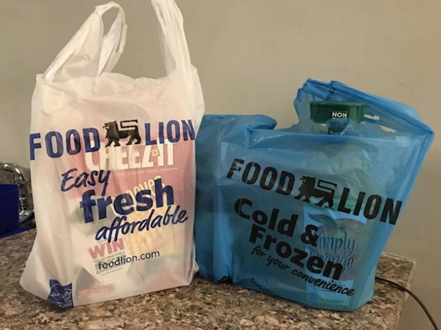 Ovaj supermarket na blagajnama ima radnike koji vam spremaju stvari u vrećice. Imaju plave vrećice za hladne proizvode kako biste kod kuće znali što odmah trebate staviti u hladnjak (i što u autu ne biste trebali stavljati na sunce).