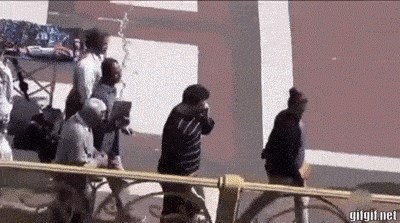 Stariji muškarci su razvili taktiku za krađu mobitela, netko je snimio njihov trik i otkrio što se dogodilo