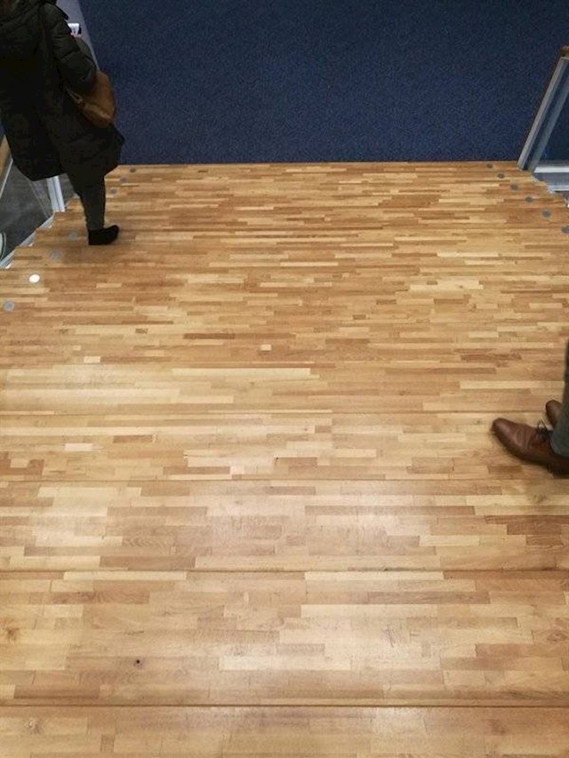 Izgleda kao ravna površina, no ovo su zapravo stepenice. Ljudi sa slabijim vidom moraju biti itekako oprezni.