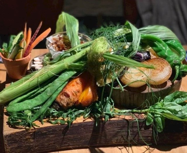 Ovaj vegetarijanski specijalitet izgledao je kao da je netko na dasku nabacao hranu iz vrta.