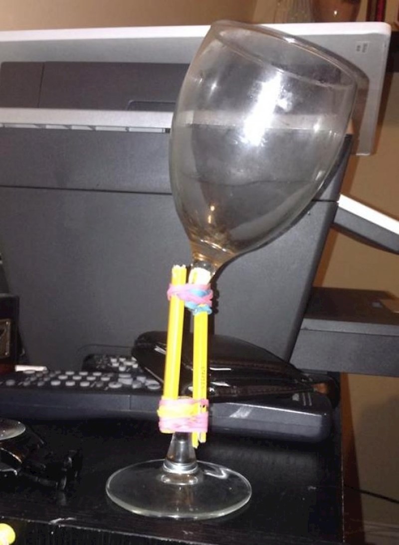 Slomljenu čašu je "popravio" pomoću olovke.