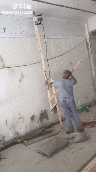 Ovom majstoru nisu potrebne ljestve, pogledajte kako buši rupe na plafonu