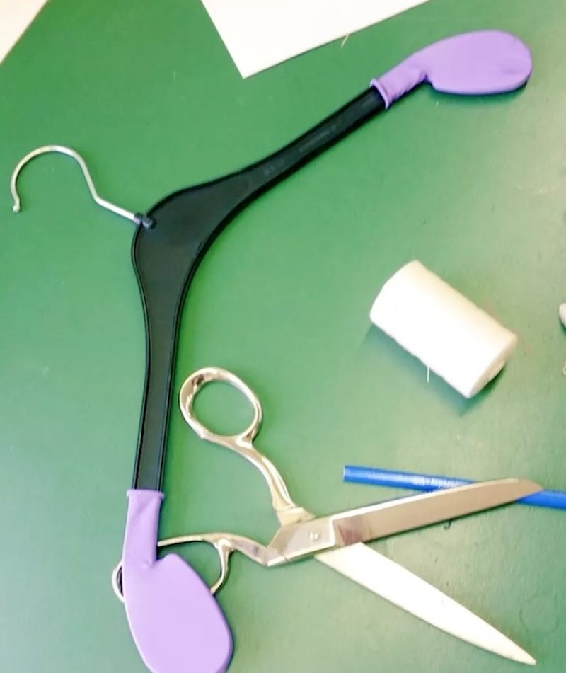 Ako na krajeve vješalice stavite balone, odjeća će čvršće ostati na vješalici i neće kliziti dolje.