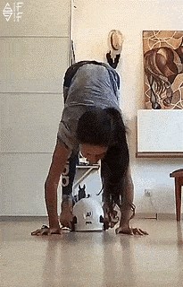 Mislite da nije moguće? Nećete vjerovati što je ova djevojka uspjela napraviti dok je stajala na rukama!