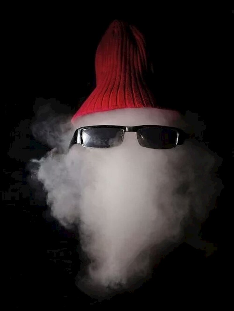 Ova slika cool Djeda Božićnjaka nastala je u trenutku neposredno nakon što je puknuo balon napunjen dimom.