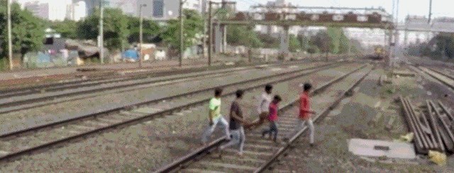 NEZGODA NA PRUZI Sekunda ga je dijelila od smrti, prijatelji su ga spasili u posljednji tren