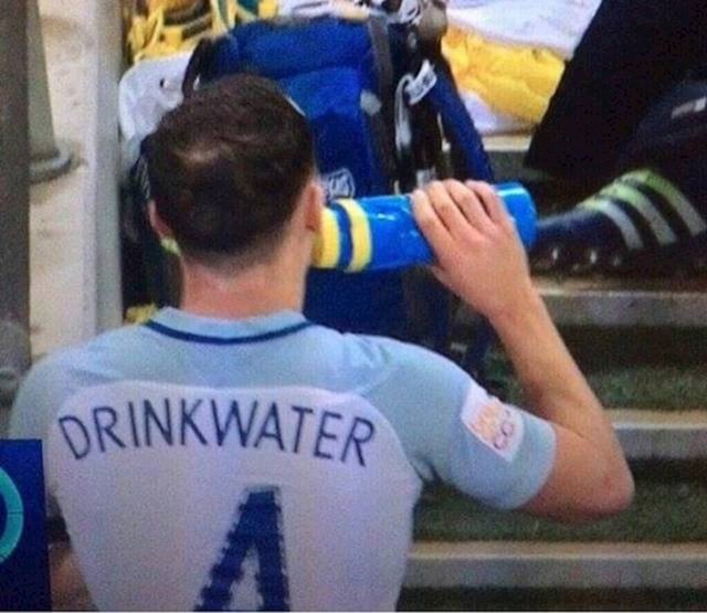 Netko je slikao lika koji se preziva Drinkwater, i to dok pije vodu. :)