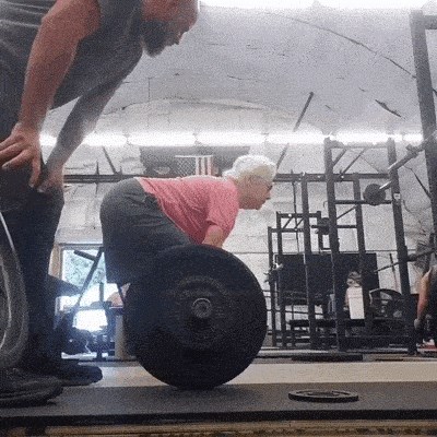 STARICA U TERETANI? Ova baka je na utezima dokazala da je sve samo ne jadna i slaba