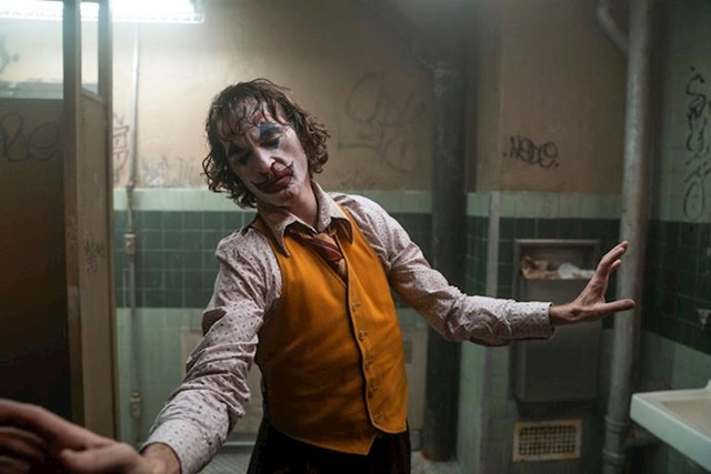 "Joker" ušao je na IMDB-ovu listu TOP 10 najbolje ocijenjenih filmova svih vremena. U društvu je "Kuma", "Schindlerove liste", "Iskupljenja u Shawshanku" i drugih klasika.