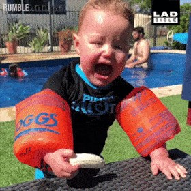 Dječačić se rasplakao kad je htio pojesti bananu, pogledajte što ga je namučilo