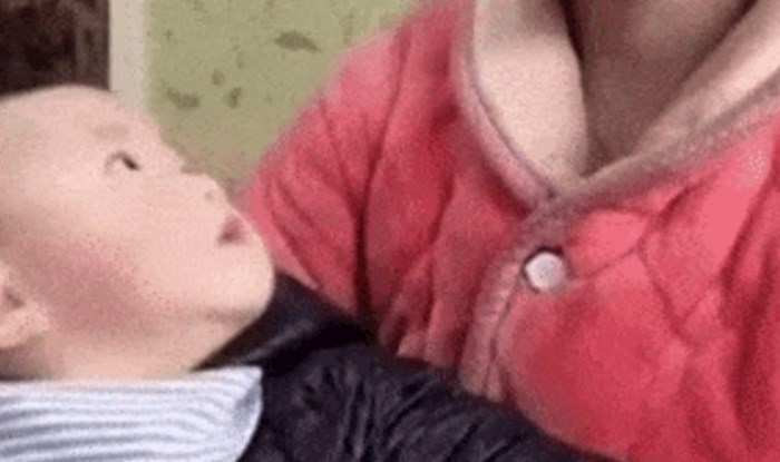 Beba je odjednom čula čudne zvukove, evo što se dogodilo svaki put kad se okrenula