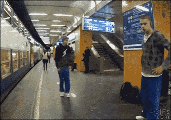 Kraj prolazeće podzemne željeznice pokazivao je svoje lude pokrete, a onda mu se dogodila mala nezgoda