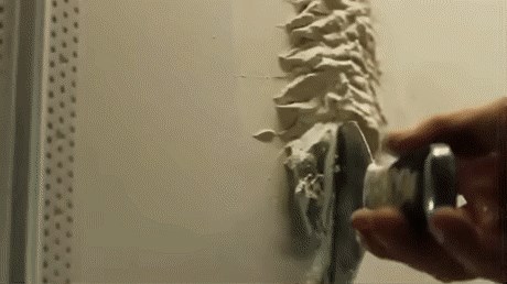 Na zidu je namjerno počeo lijepiti višak glet mase, rezultat je iznenađujući