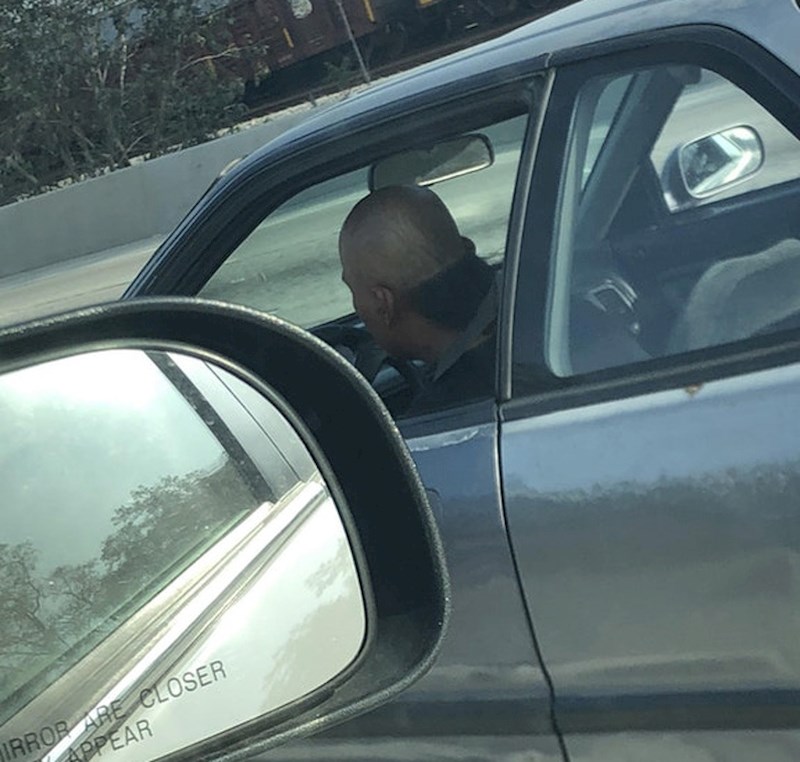 Gdje god se pojavi, glavna je atrakcija s ovom frizurom.