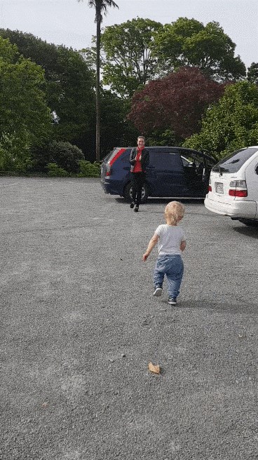 Žena se radovala kad je dječačić trčao prema njoj, no onda je shvatila da ga zanima nešto drugo