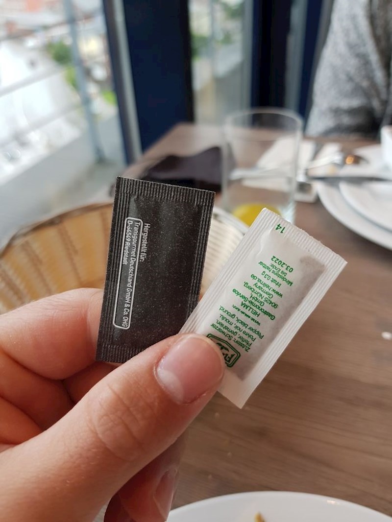 Ovaj restoran očito voli zbunjivati goste. U bijeloj vrećici je crni papar, u crnoj vrećici je sol.