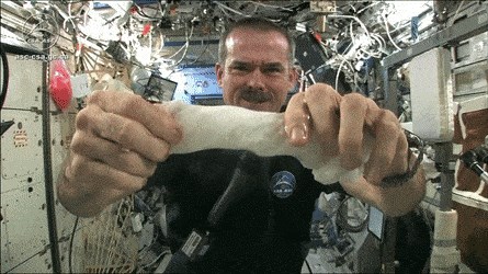 Astronautima život nije jednostavan, pogledajte što se dogodi kada pokušaju iscijediti ručnik