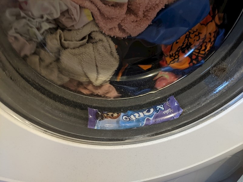 Nešto mu je očito ostalo u jednom od džepova...