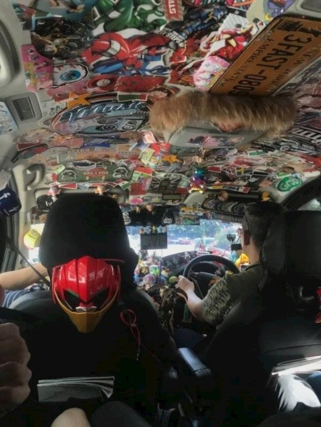 Ovaj Uber vozač je dekorirao unutrašnjost na jako čudan način...